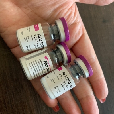 Tipo de Allergan  uma cara fina e uns ombros do anti enrugamento de Botulax do abrandamento do músculo