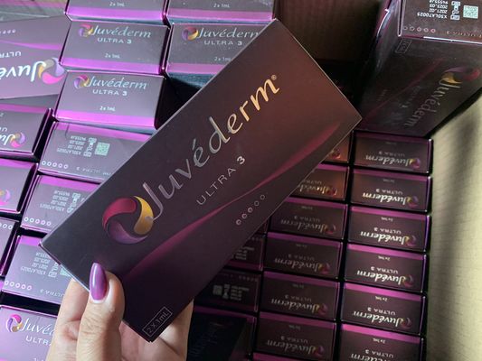 A cruz adulta de Juvederm ligou o enchimento cutâneo para linhas da testa