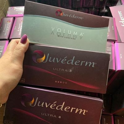 A cruz adulta de Juvederm ligou o enchimento cutâneo para linhas da testa